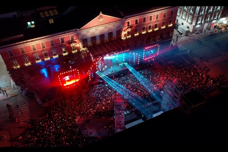 Mercoledì 31 dicembre 2025, in diretta dalla suggestiva Piazza Libertà di Bari, Canale 5 presenta 