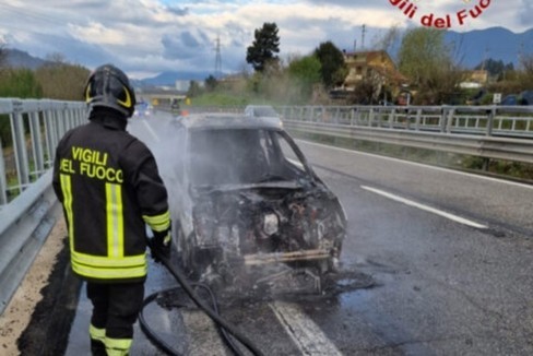 Auto in fiamme