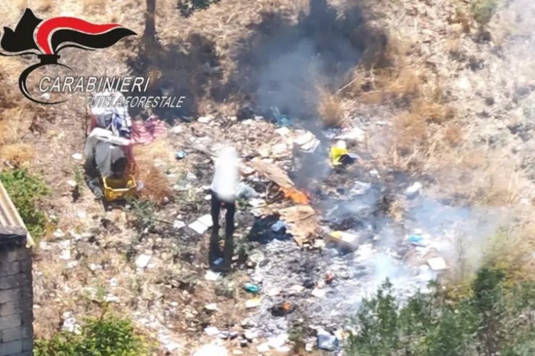 Sorpresi dal drone mentre bruciano rifiuti