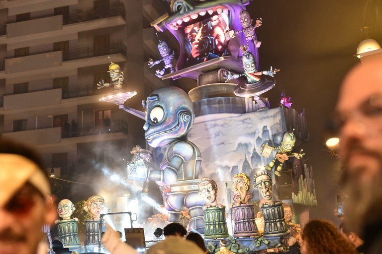 Carnevale di Putignano, lo spettacolo della serata di chiusura - LE FOTO