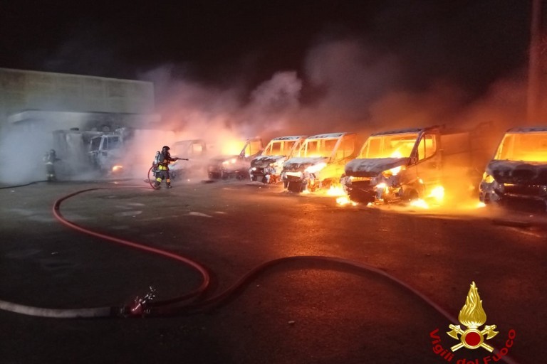 Grosso incendio in un'azienda del ramo rifiuti a Noicattaro