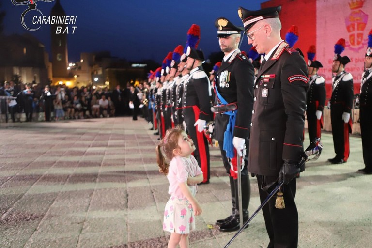 Festa del papà: l'omaggio dei carabinieri Bat